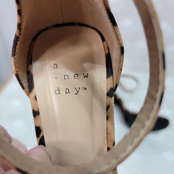 New! A NEW DAY Ema Sandals Shoes Brown Animal Leopard Block Heels Size 6. - Picture 6 of 8